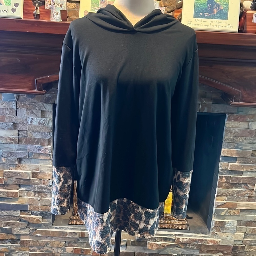 LIGHTWEIGHT Hooded Top with Animal Print Hem